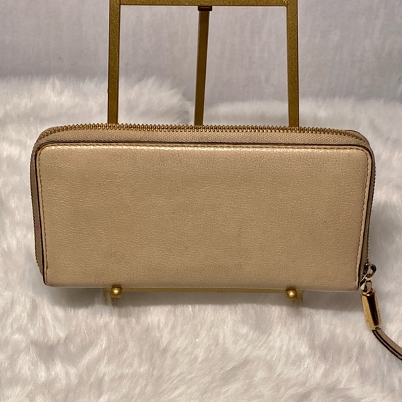 Henri Bendel Cream Leather Zip Around Wallet - Picture 2 of 13